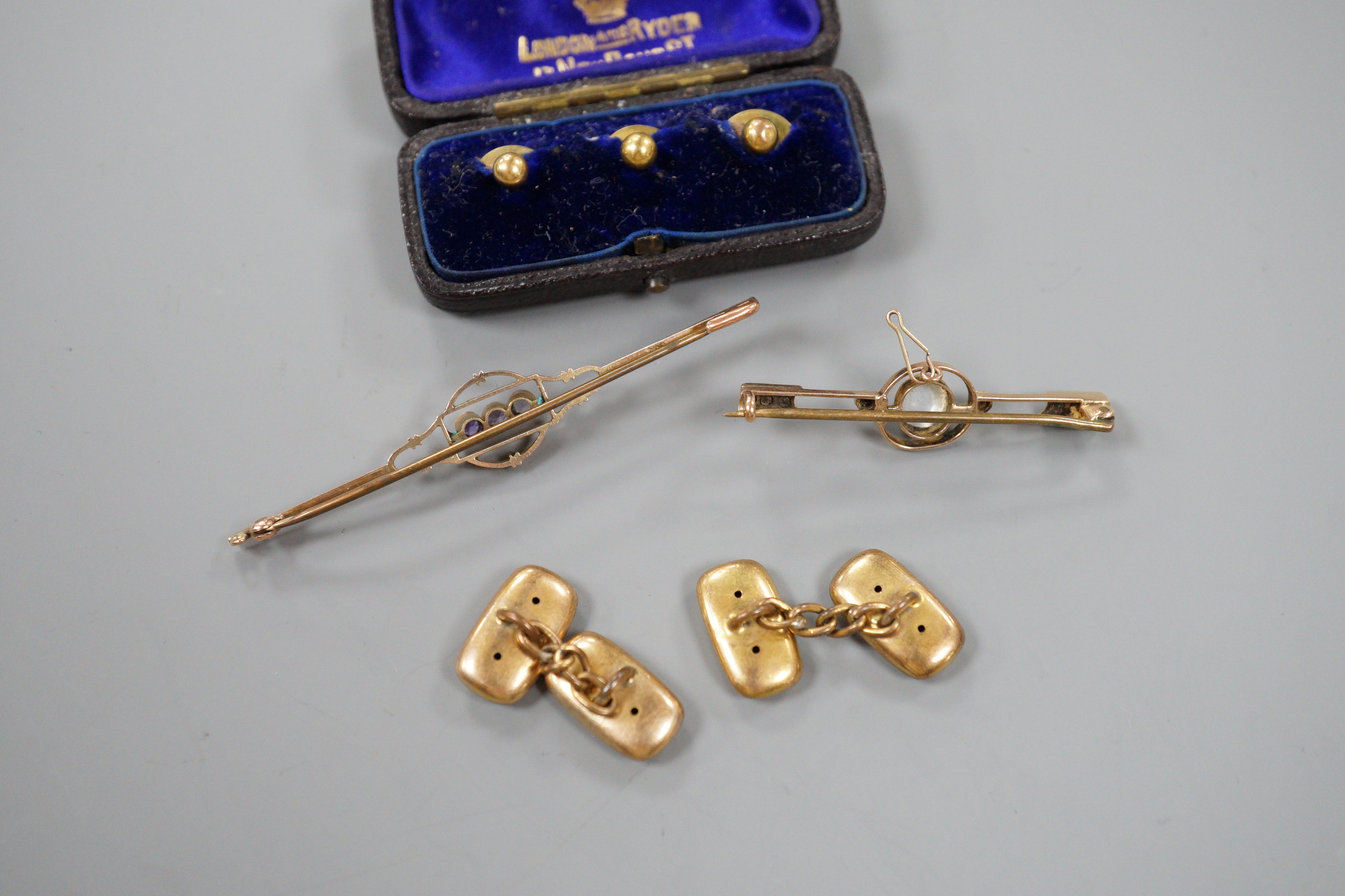 Three cased 18ct dress studs, 2.7 grams, two 9ct and gem set bar brooches, gross 4.7 grams and a pair of yellow metal cufflinks, 4.3 grams.